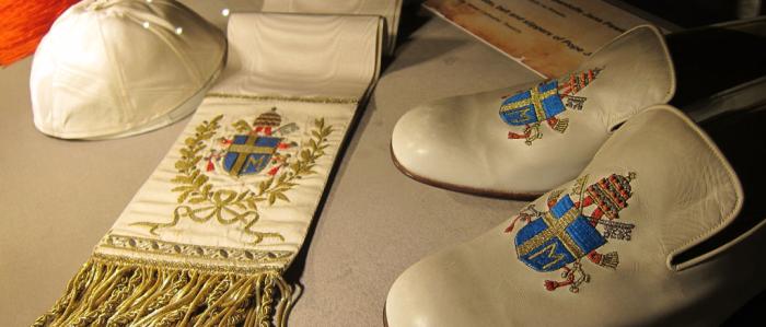 kalot, stola en schoenen van de paus kalot, stola en schoenen van de paus